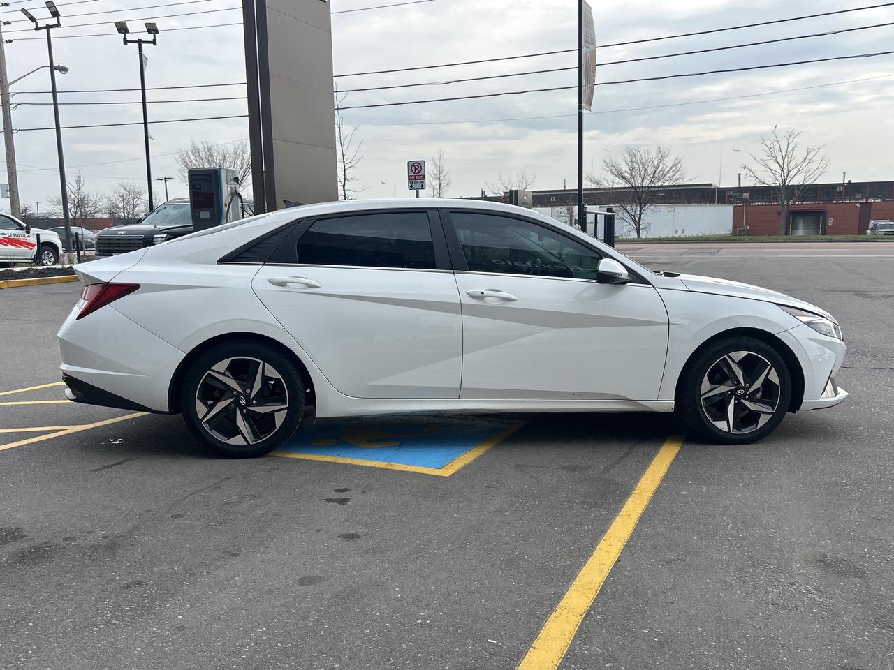 2023 Hyundai Elantra Luxury IVT w-Two-Tone Interior Photo