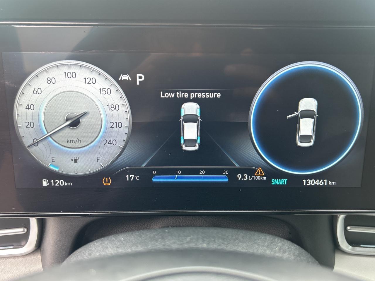 2023 Hyundai Elantra Luxury IVT w-Two-Tone Interior Photo