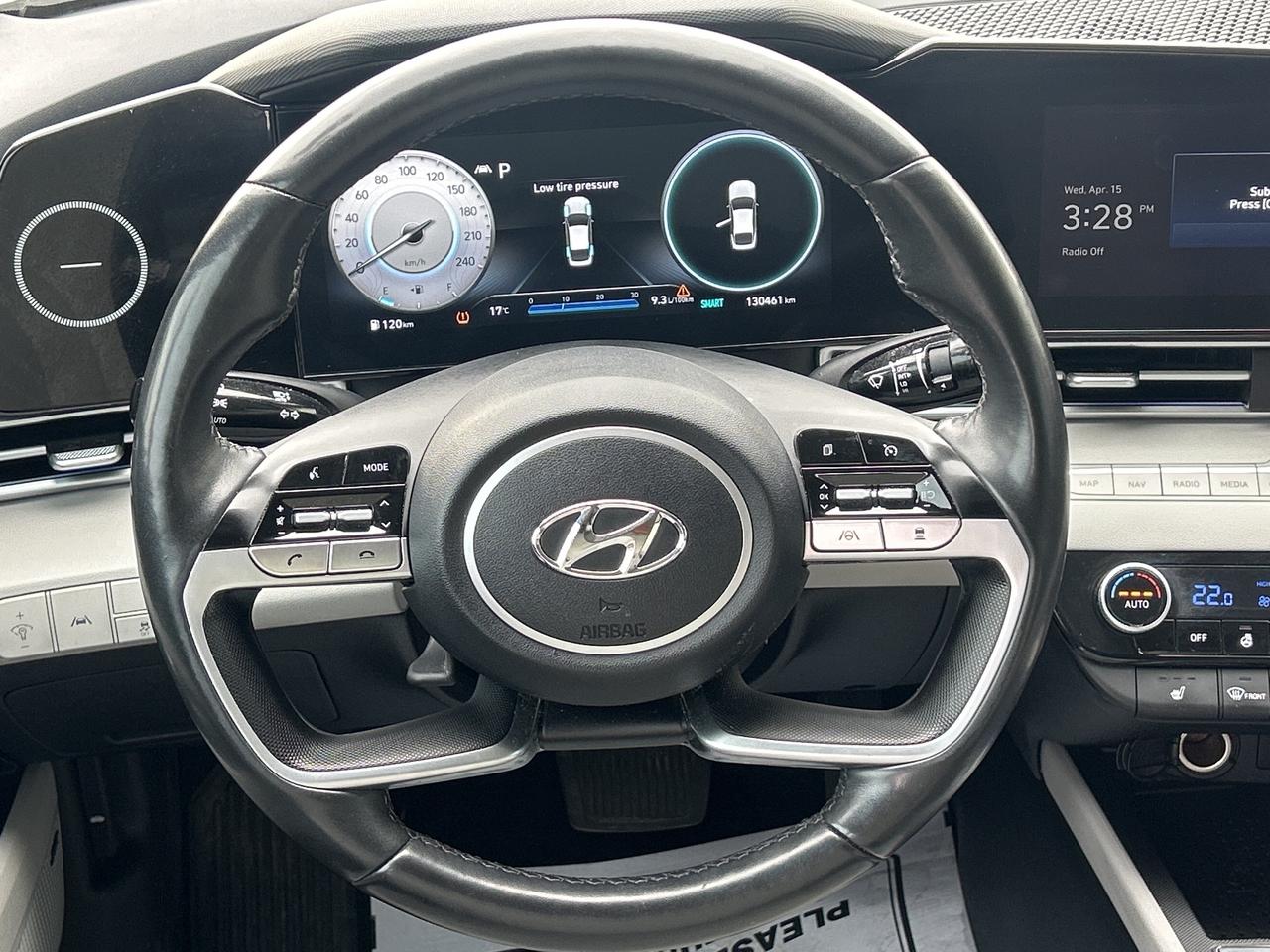 2023 Hyundai Elantra Luxury IVT w-Two-Tone Interior Photo