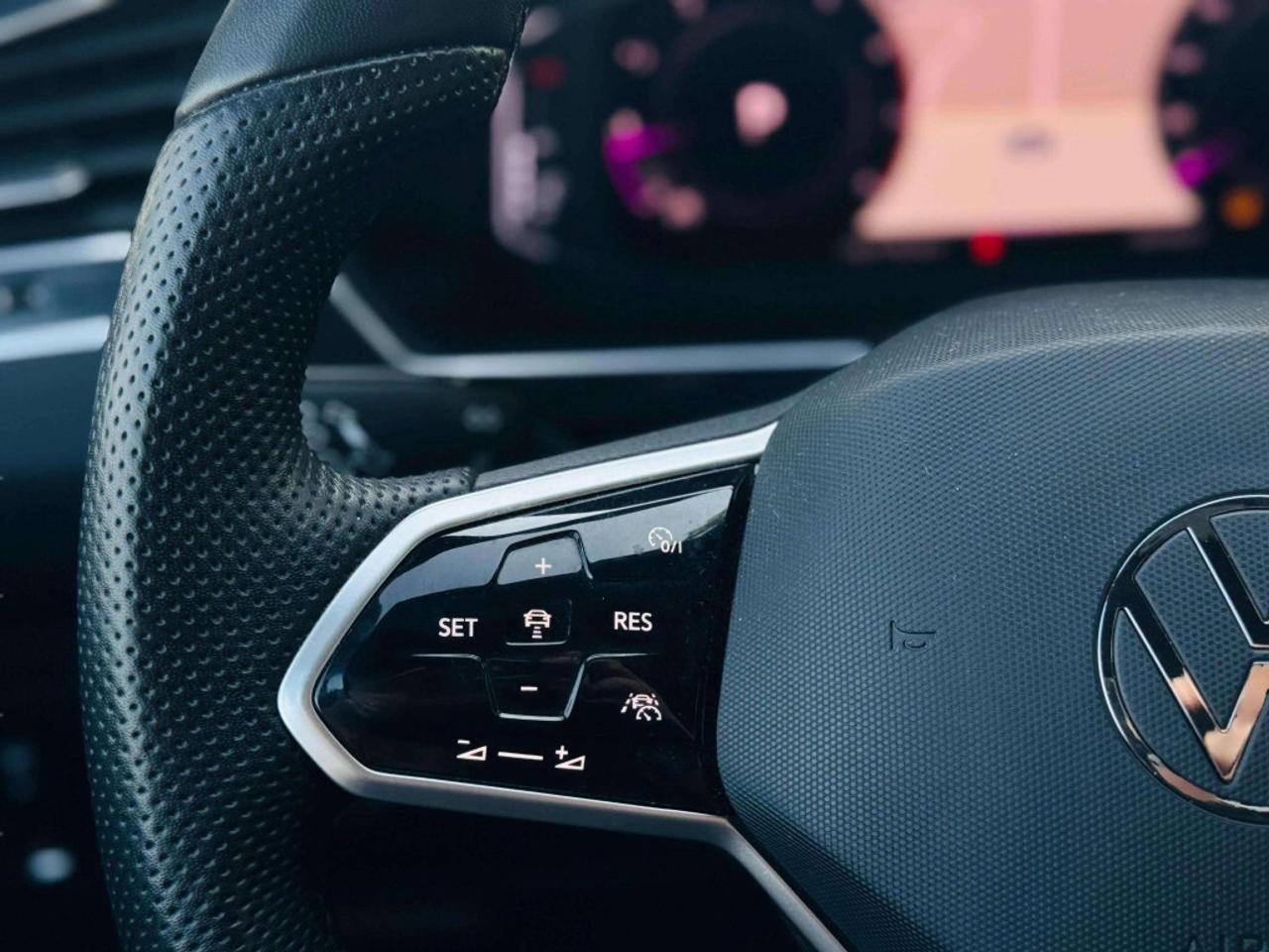 2022 Volkswagen Tiguan HIGHLINE R-LINE 4MOTION Photo