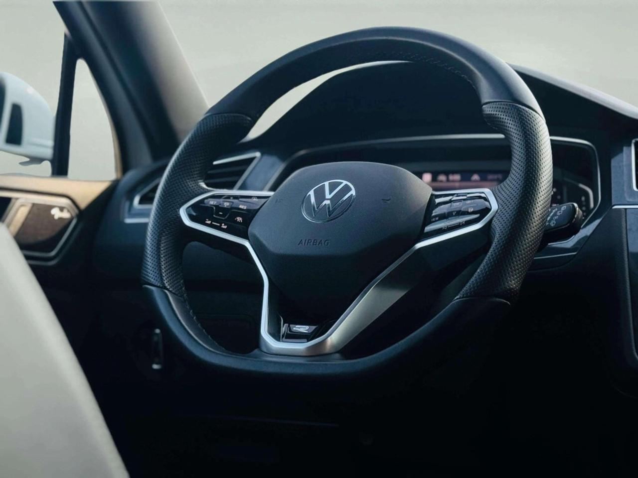 2022 Volkswagen Tiguan HIGHLINE R-LINE 4MOTION Photo