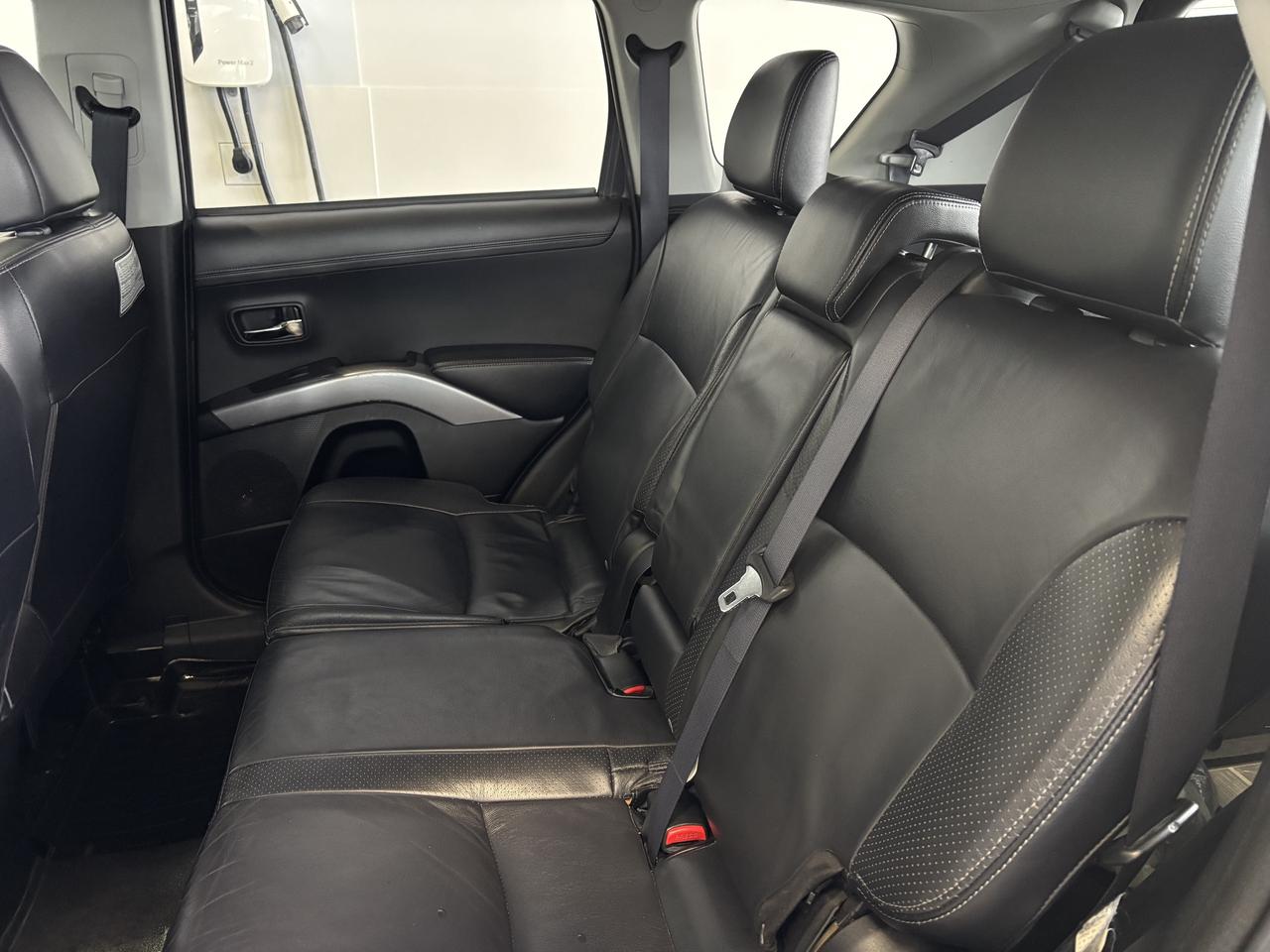 2011 Mitsubishi Outlander 4WD   XLS   SOLD ASIS   2 SETS RIMS/TIRES   7 PASS Photo