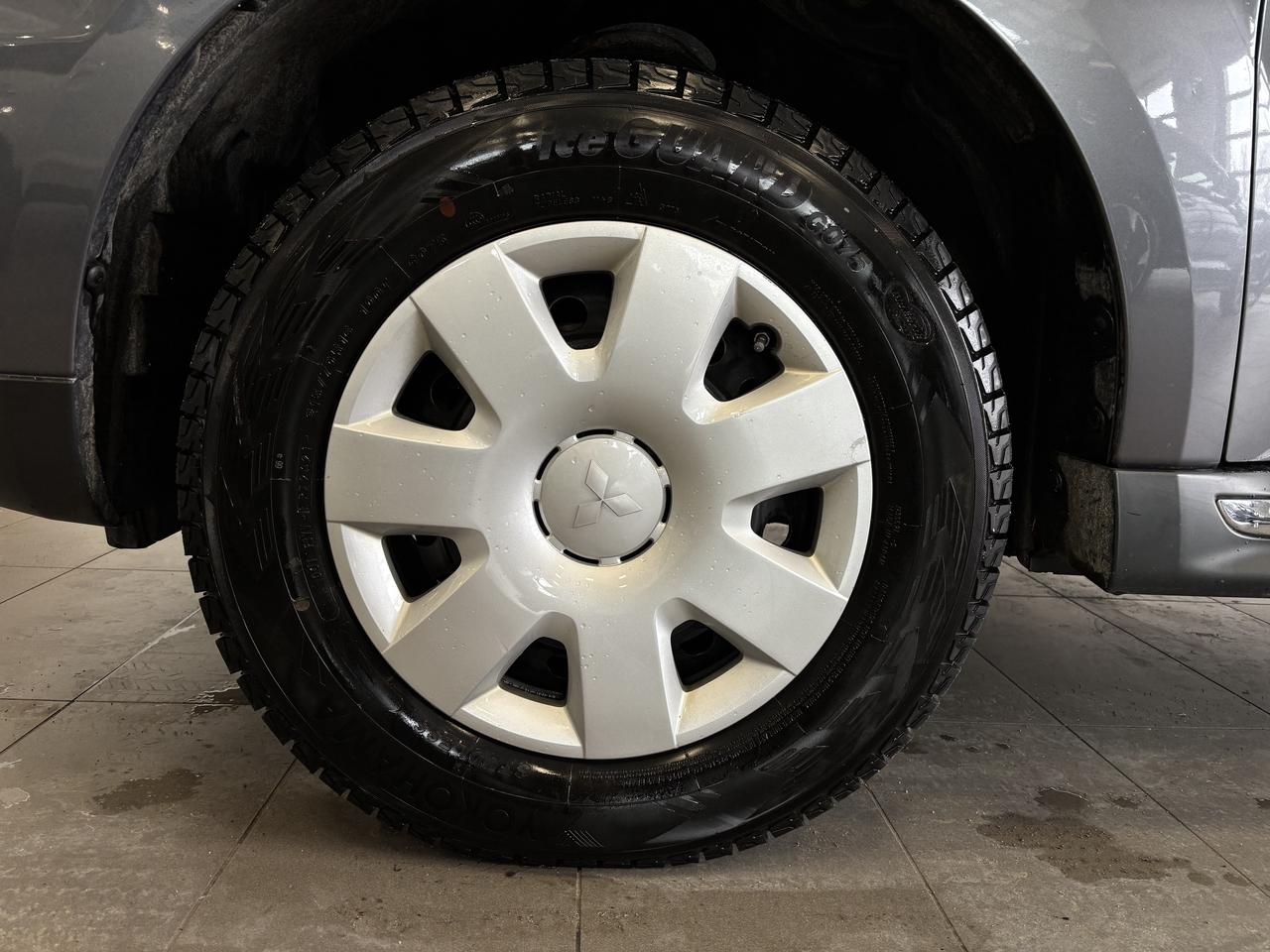 2011 Mitsubishi Outlander 4WD   XLS   SOLD ASIS   2 SETS RIMS/TIRES   7 PASS Photo