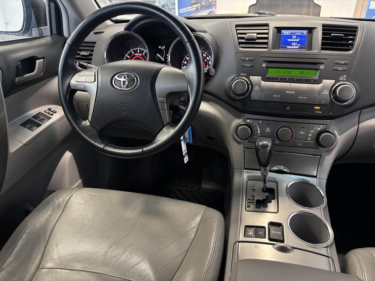 2009 Toyota Highlander 4WD   CAMERA   LEATHER   SOLD ASIS   TRAILER HITCH Photo