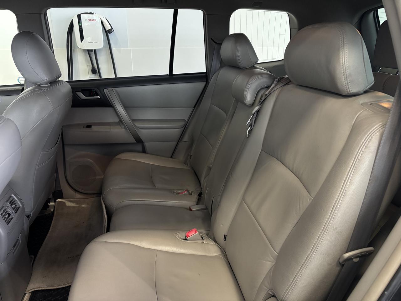 2009 Toyota Highlander 4WD   CAMERA   LEATHER   SOLD ASIS   TRAILER HITCH Photo