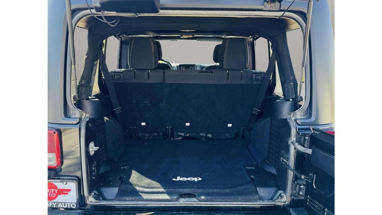 2016 Jeep WRANGLER UNLIMITED Sahara 4dr 4x4 AUTOMATIC Photo