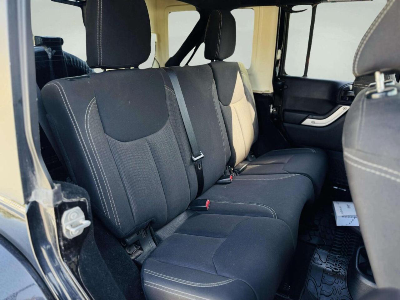 2016 Jeep WRANGLER UNLIMITED Sahara 4dr 4x4 AUTOMATIC Photo