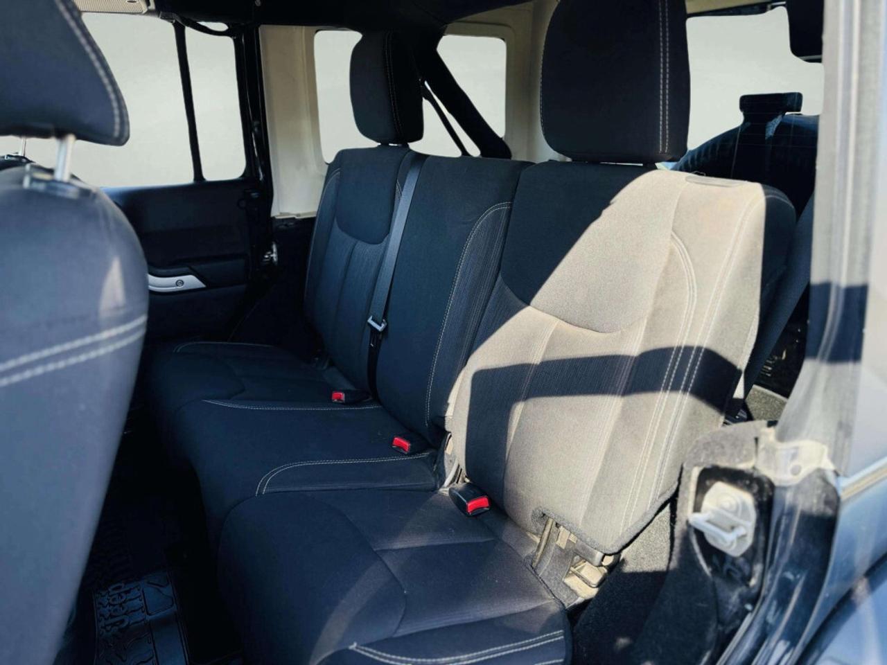 2016 Jeep WRANGLER UNLIMITED Sahara 4dr 4x4 AUTOMATIC Photo