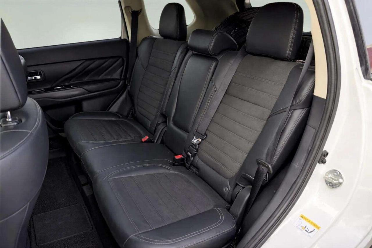 2022 Mitsubishi Outlander PHEV SEL  AWC Photo