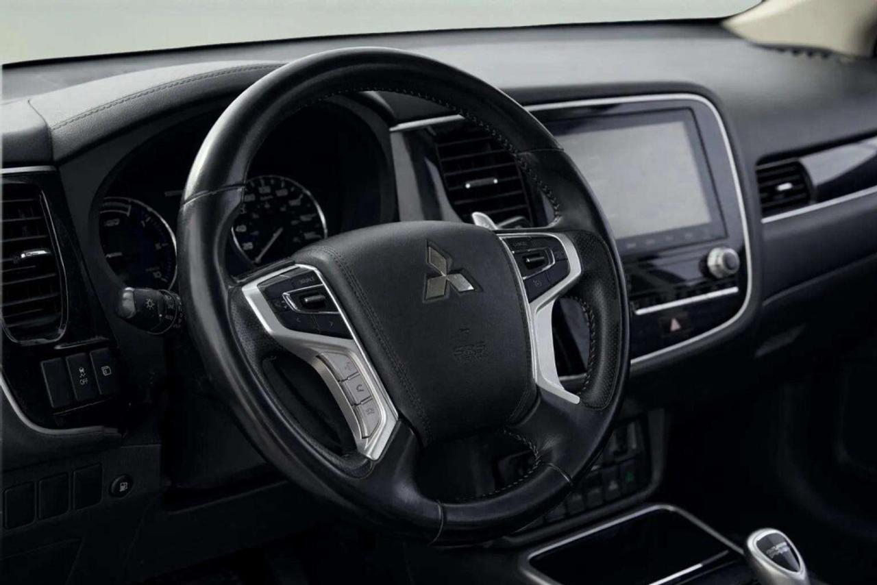 2022 Mitsubishi Outlander PHEV SEL  AWC Photo