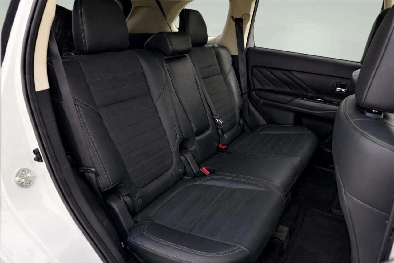 2022 Mitsubishi Outlander PHEV SEL  AWC Photo