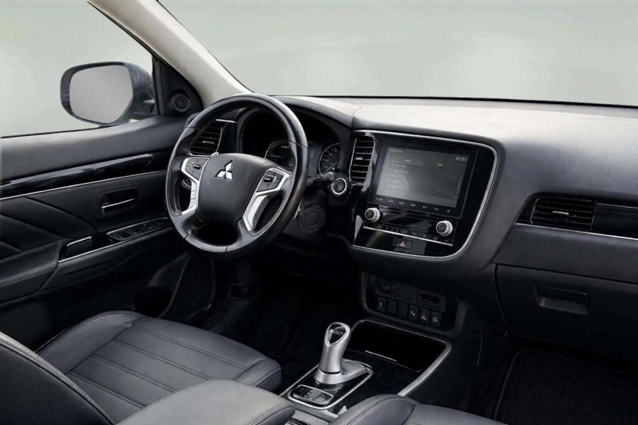 2022 Mitsubishi Outlander PHEV SEL  AWC Photo