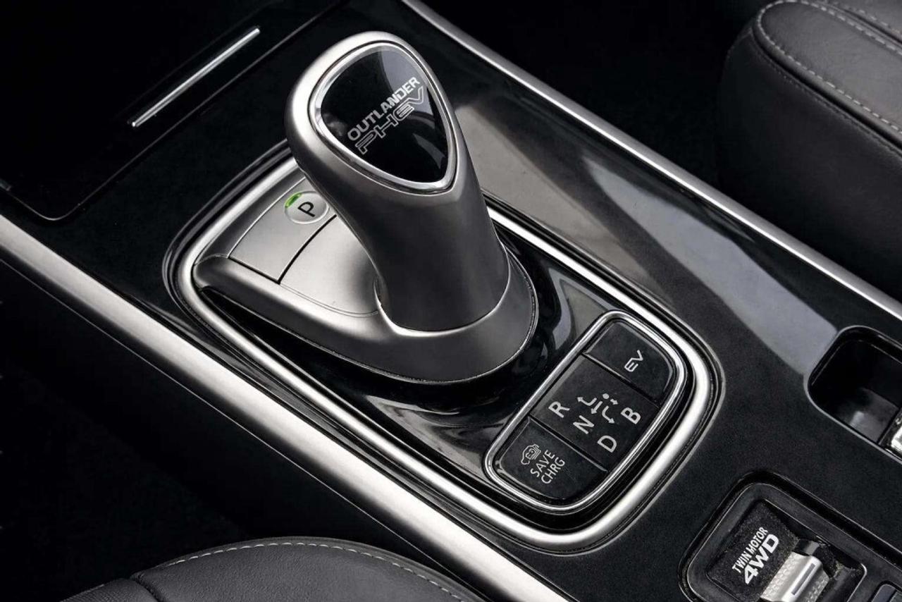 2022 Mitsubishi Outlander PHEV SEL  AWC Photo