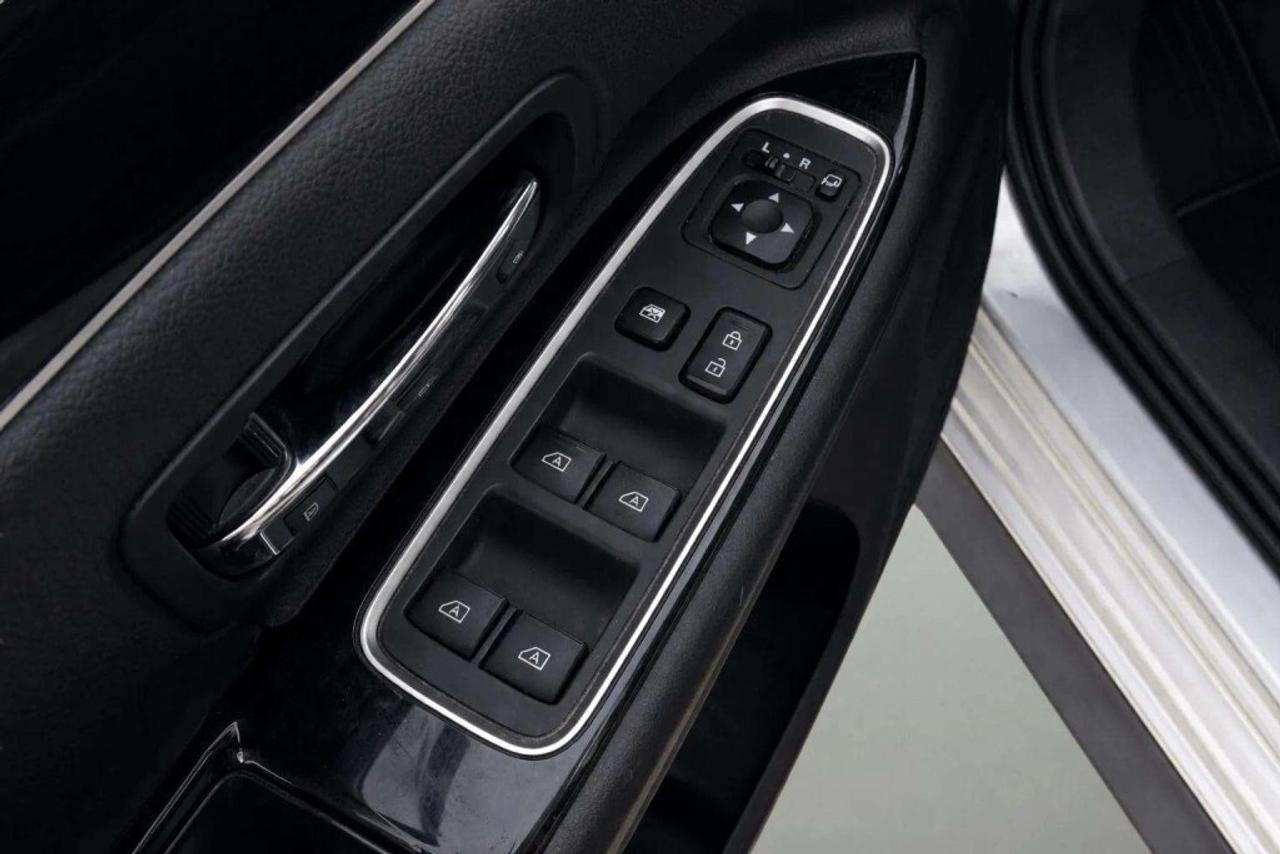 2022 Mitsubishi Outlander PHEV SEL  AWC Photo