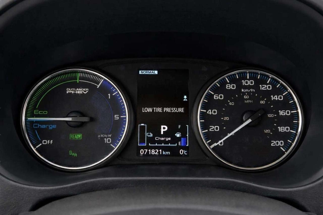 2022 Mitsubishi Outlander PHEV SEL  AWC Photo