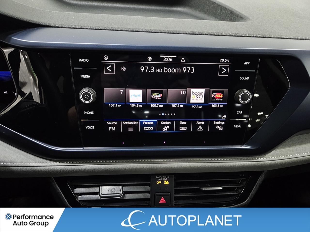 2024 Volkswagen Taos Comfortline, Pano Roof, Back Up Cam! Photo