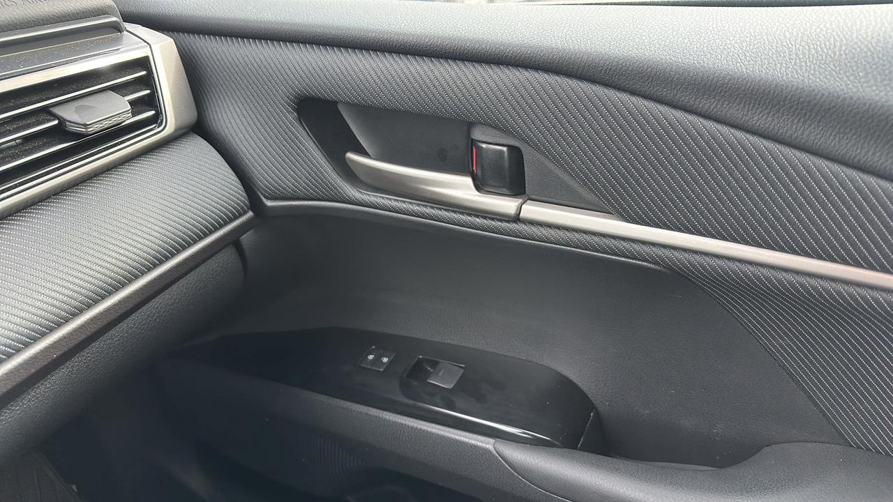 2025 Toyota Camry SE CVT Photo