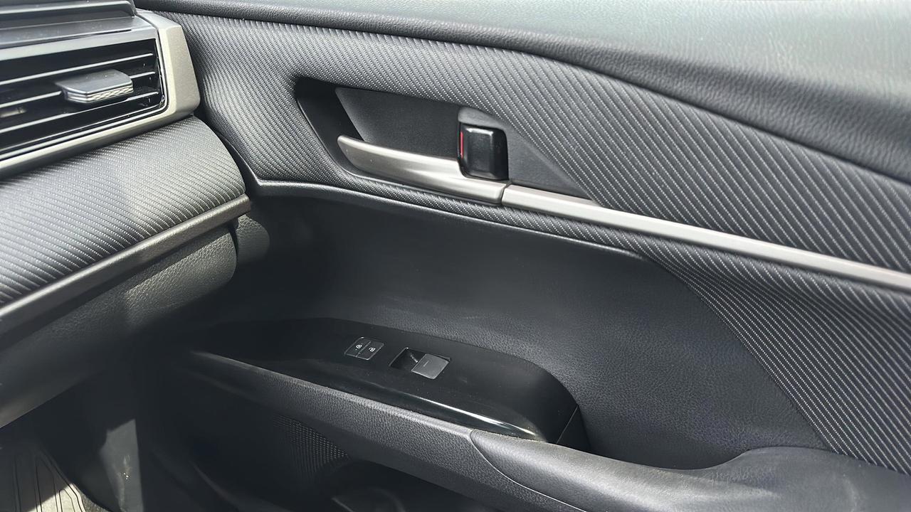 2025 Toyota Camry SE CVT Photo