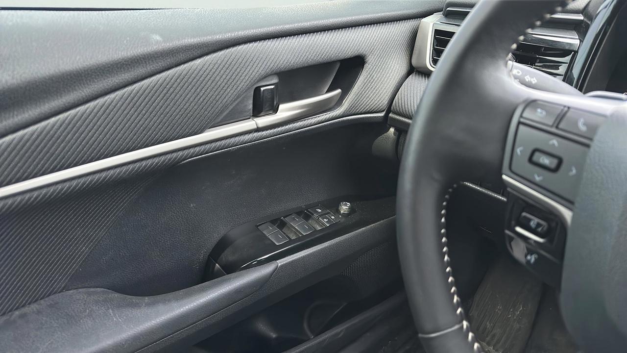 2025 Toyota Camry SE CVT Photo