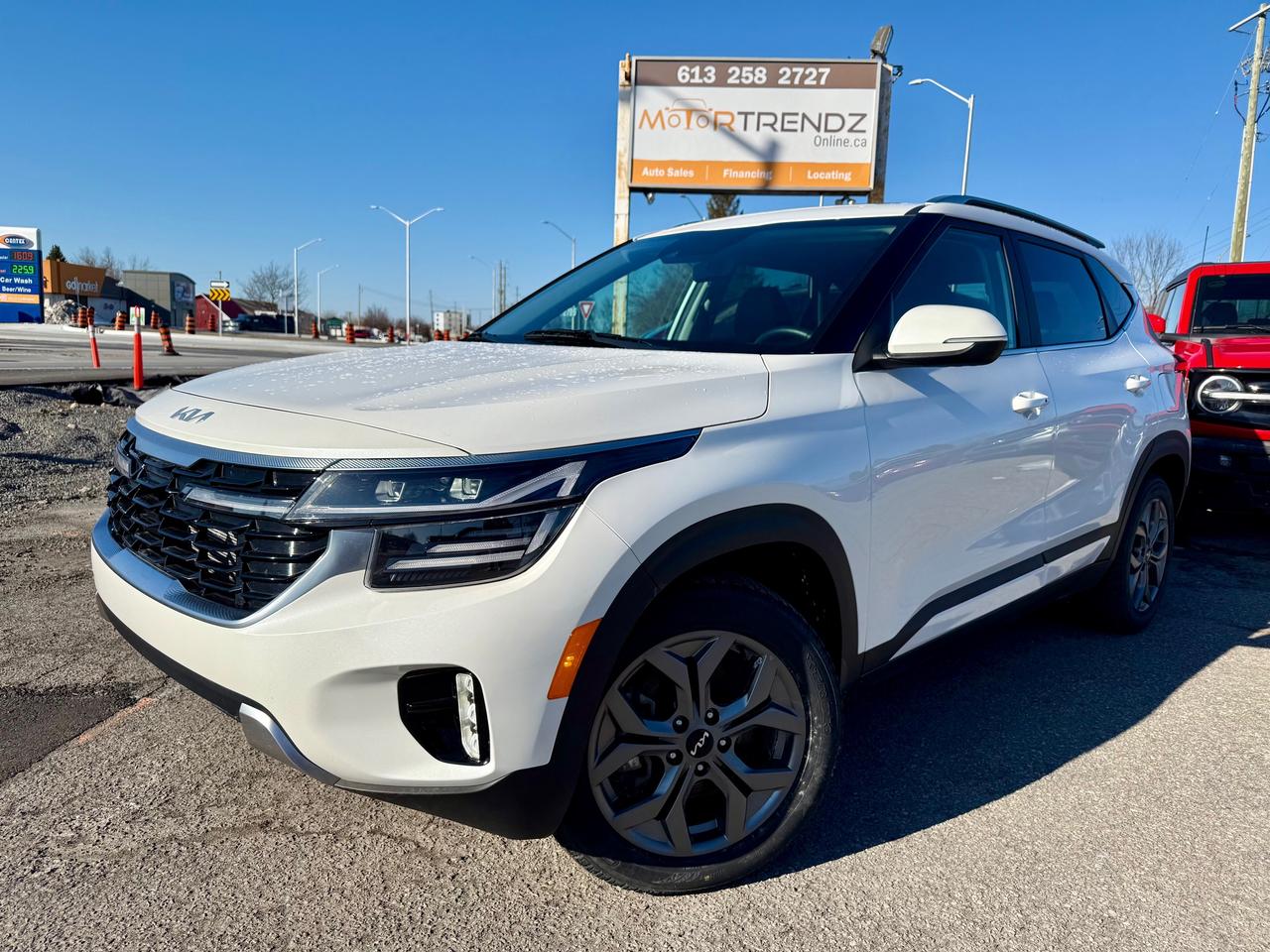 Leather ! Sunroof ! AutoStart ! Heated Steering and Seats ! CarPlay ! BackupCam ! Fog Lights !