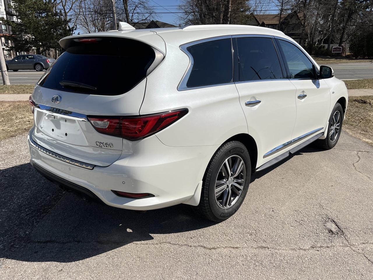 2017 Infiniti QX60 Base AWD Photo4