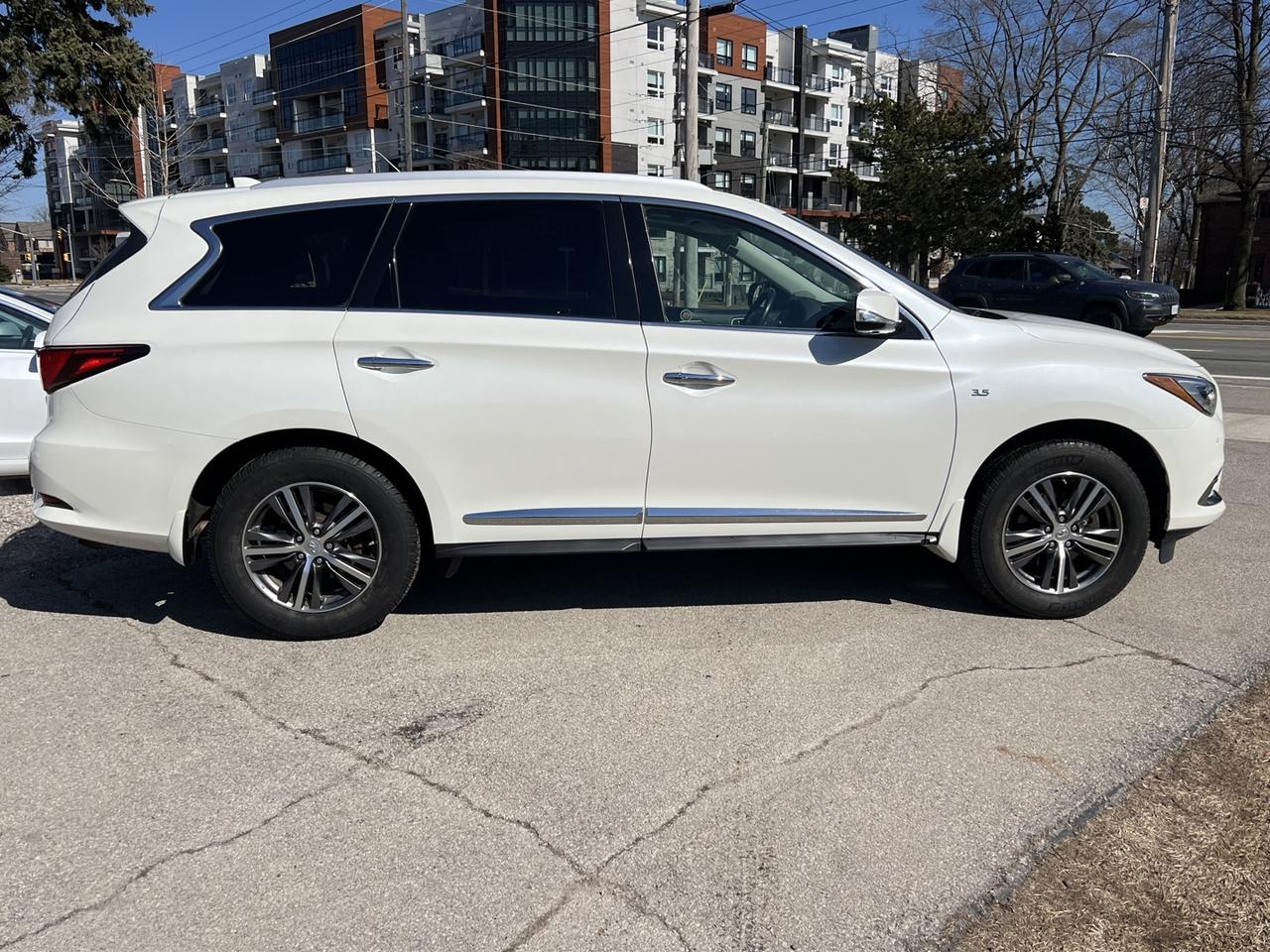 2017 Infiniti QX60 Base AWD Photo3