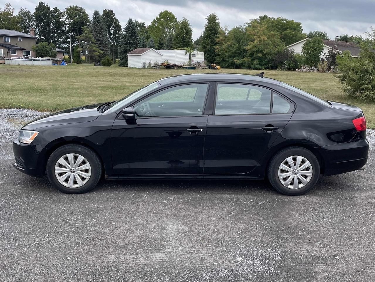 2014 Volkswagen Jetta 4dr 2.0L Auto Trendline+ Photo2