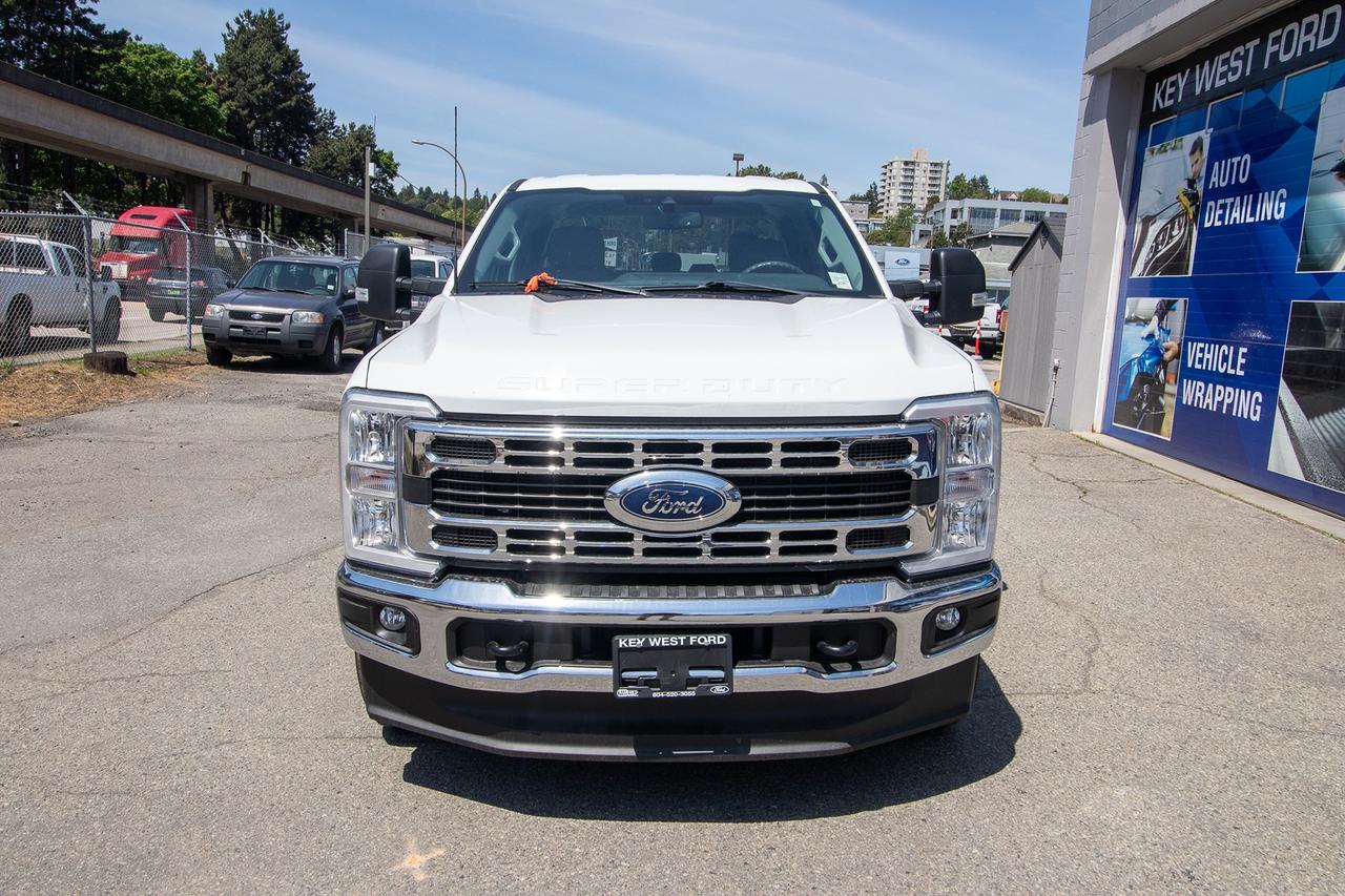 2023 Ford F-350 XLT 4WD Crew Cab 8' Box Photo2
