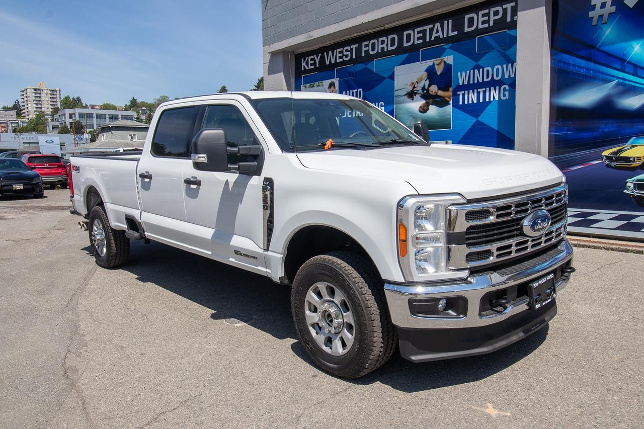 2023 Ford F-350 XLT 4WD Crew Cab 8' Box Photo3