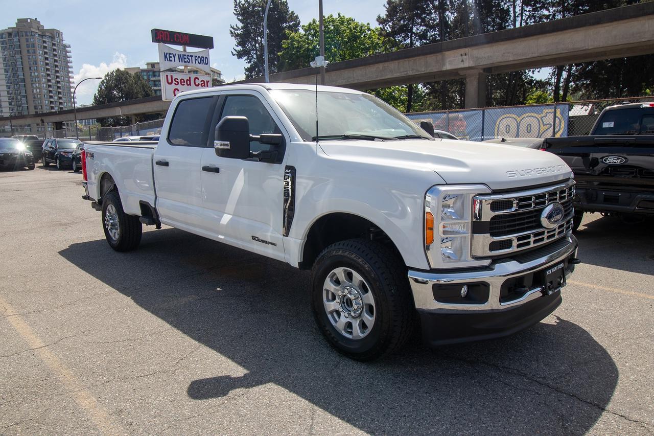 2023 Ford F-350 XLT 4WD Crew Cab 8' Box Photo3