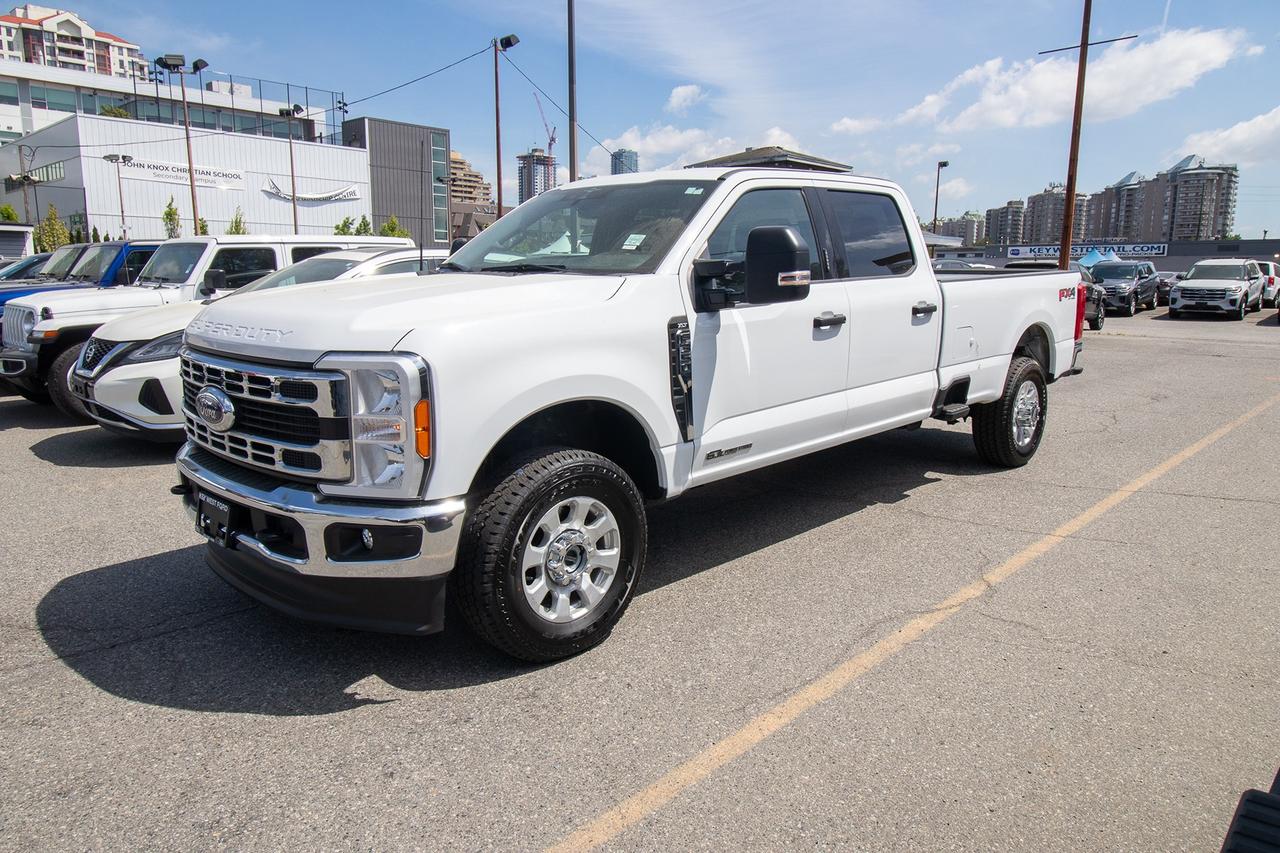 2023 Ford F-350 XLT 4WD Crew Cab 8' Box Photo1