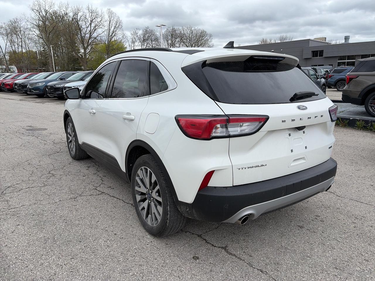 2022 Ford Escape Titanium Hybrid FWD Photo2