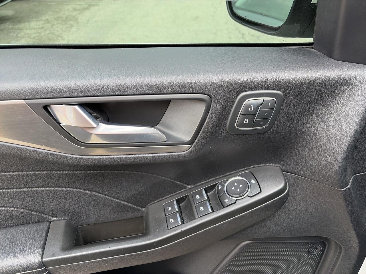 2022 Ford Escape Titanium Hybrid FWD Photo