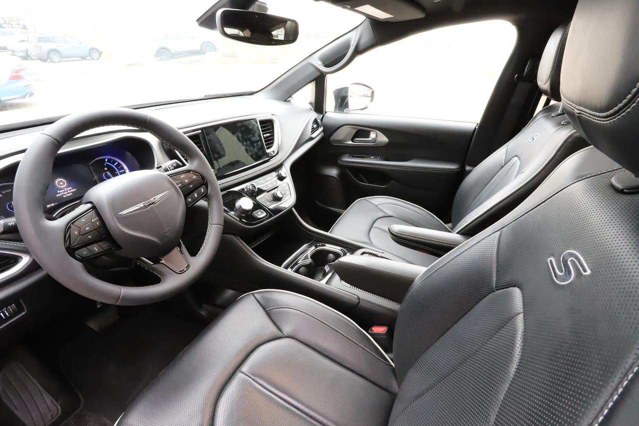 2024 Chrysler Pacifica Hybrid Premium S Appearance 2WD Photo