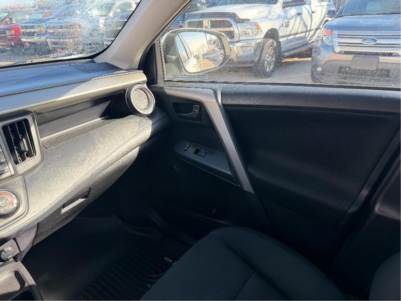 2017 Toyota RAV4 LE Photo