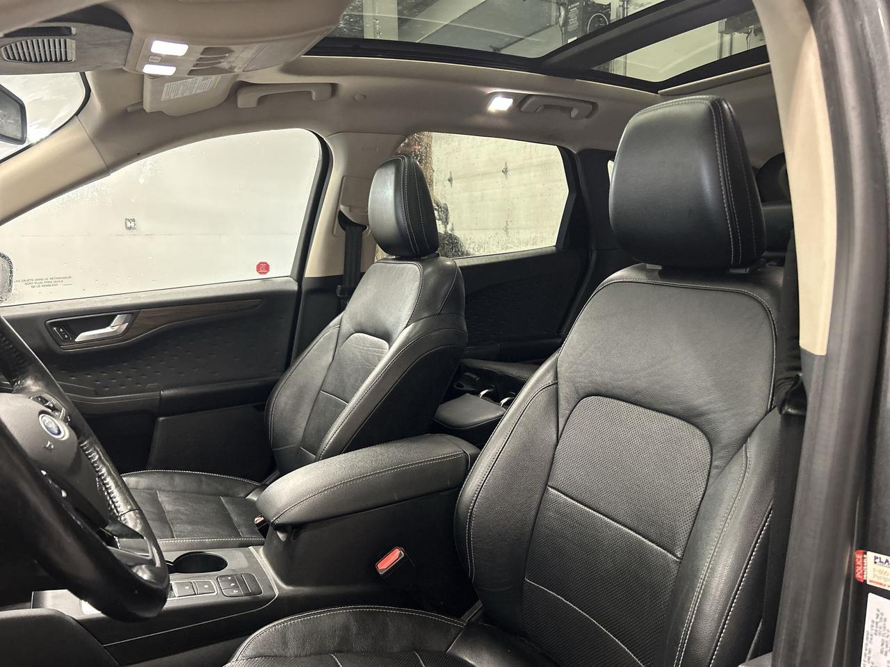 2020 Ford Escape TITANIUM HYBRID AWD | LEATHER | PANO ROOF | HUD Photo2