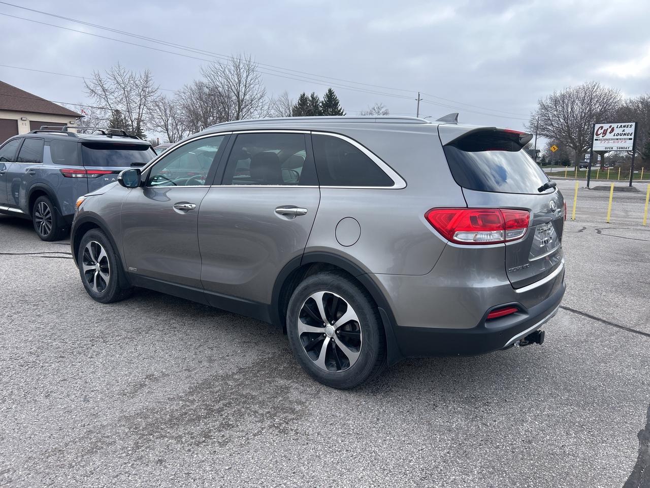 2017 Kia Sorento EX, LOCAL TRADE, AWD, HEATED LEATHER SEATS! - Photo #4