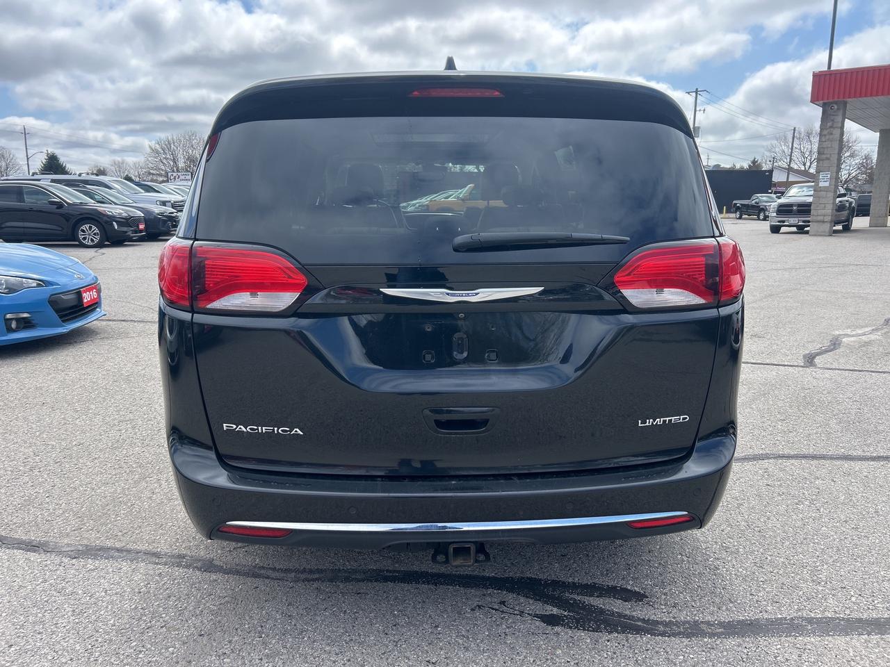 2018 Chrysler Pacifica LIMITED, CLEAN CARFAX, HEATED/ COOLED LEATHER! - Photo #5