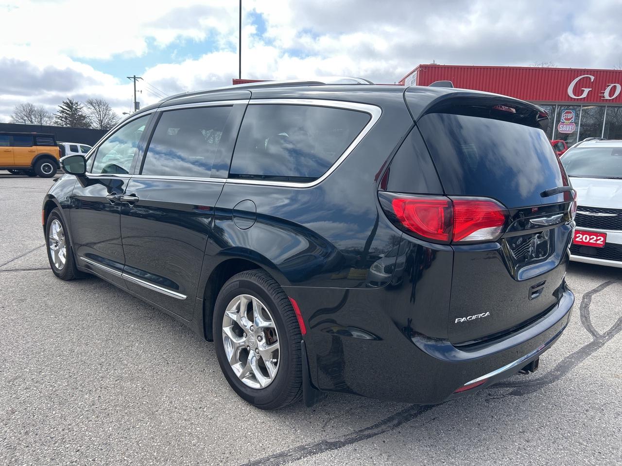 2018 Chrysler Pacifica LIMITED, CLEAN CARFAX, HEATED/ COOLED LEATHER! - Photo #4