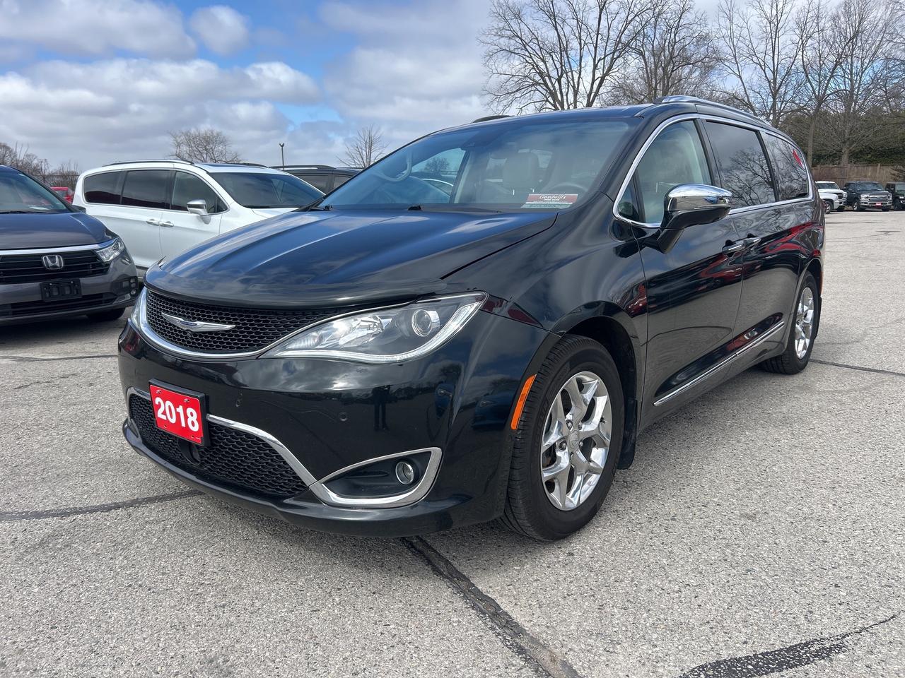2018 Chrysler Pacifica LIMITED, CLEAN CARFAX, HEATED/ COOLED LEATHER! - Photo #2