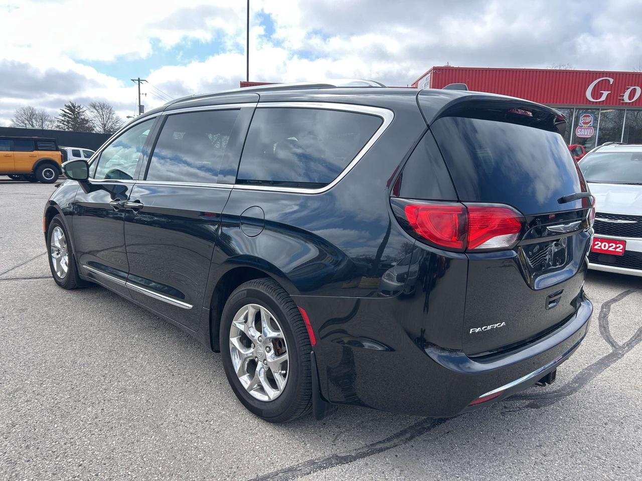 2018 Chrysler Pacifica LIMITED, CLEAN CARFAX, HEATED/ COOLED LEATHER! Photo
