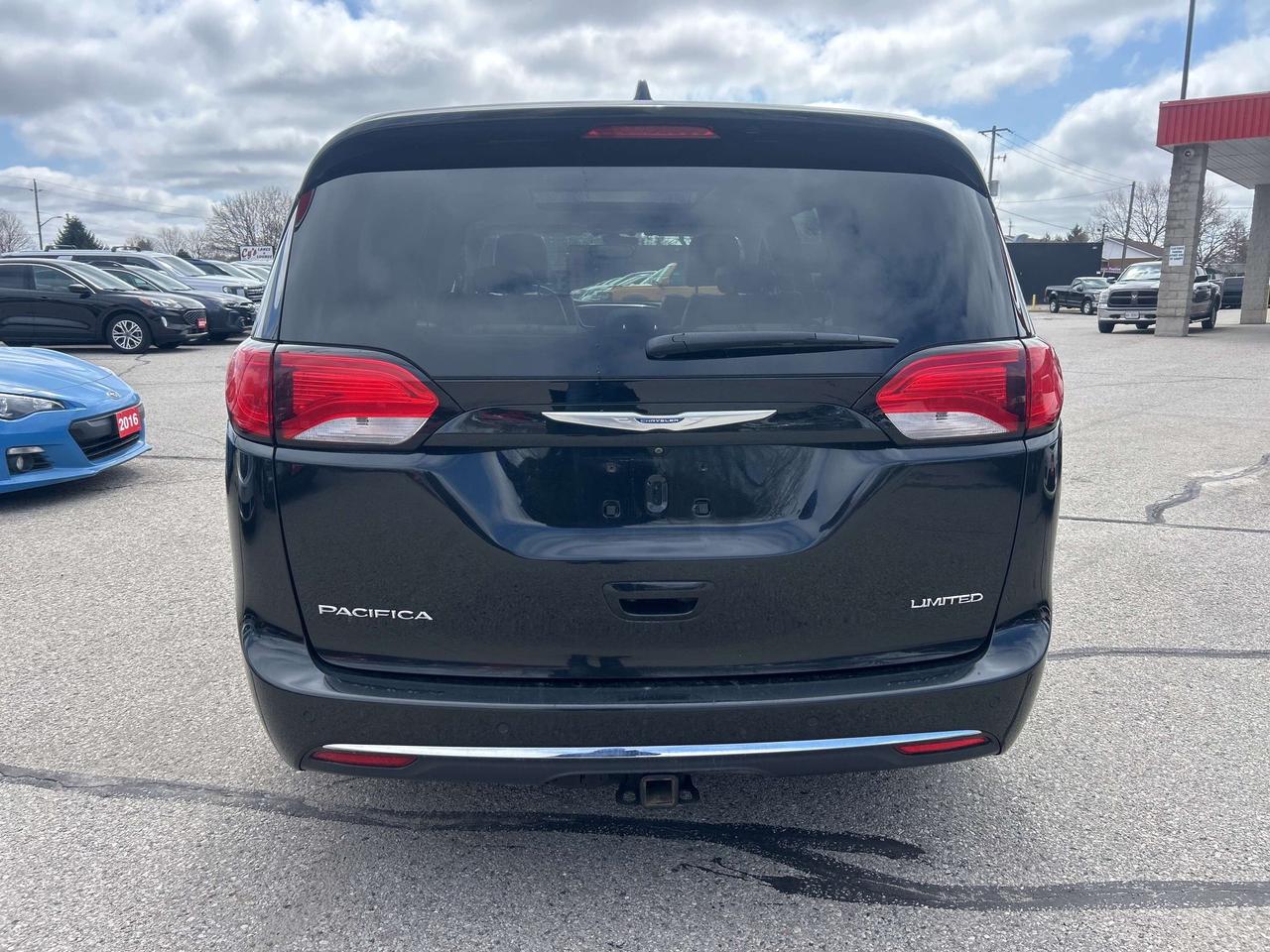 2018 Chrysler Pacifica LIMITED, CLEAN CARFAX, HEATED/ COOLED LEATHER! Photo