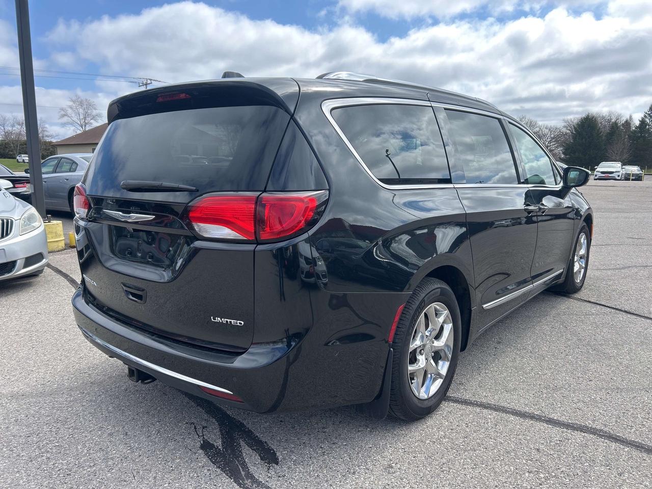 2018 Chrysler Pacifica LIMITED, CLEAN CARFAX, HEATED/ COOLED LEATHER! Photo