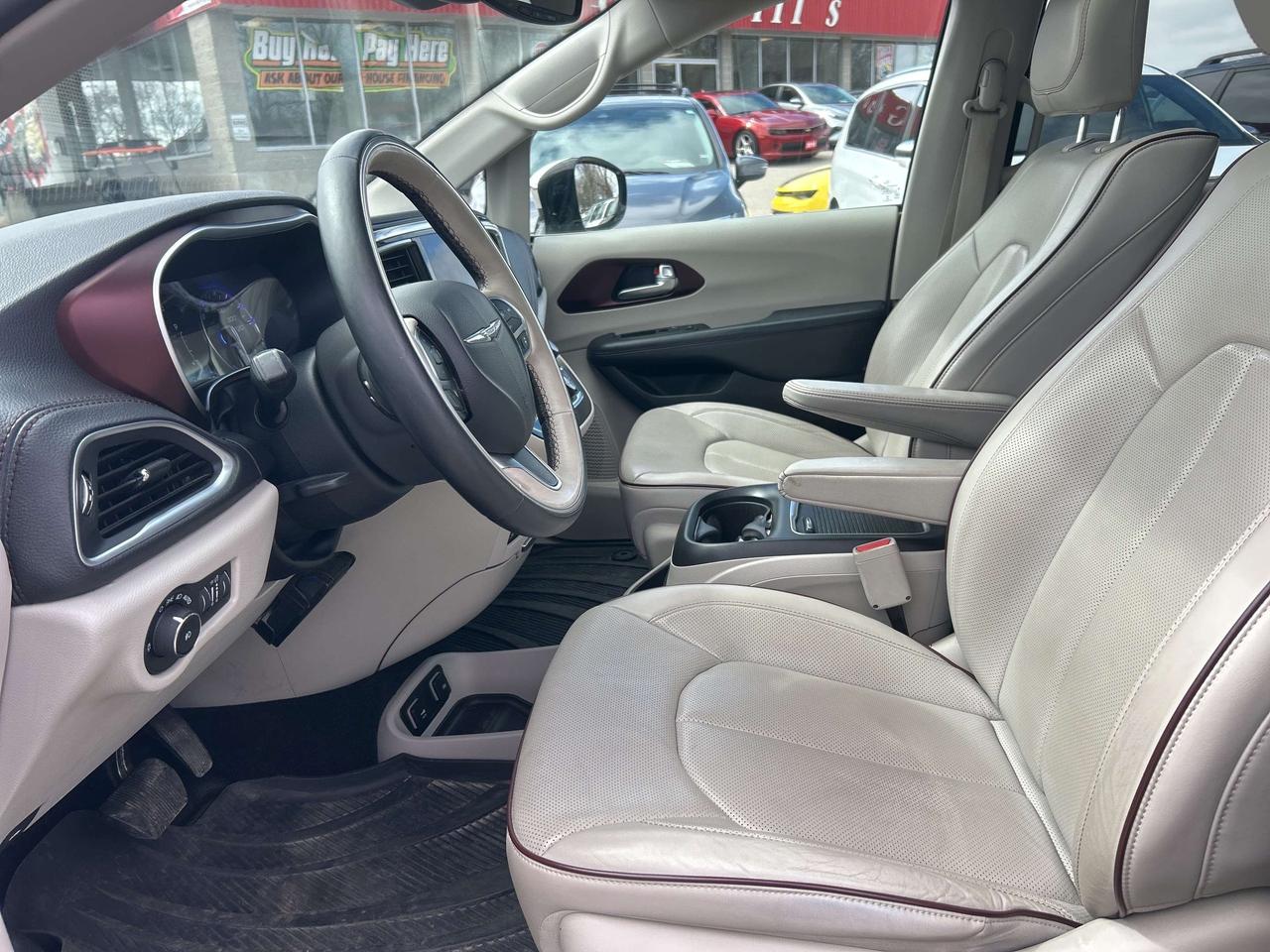 2018 Chrysler Pacifica LIMITED, CLEAN CARFAX, HEATED/ COOLED LEATHER! Photo