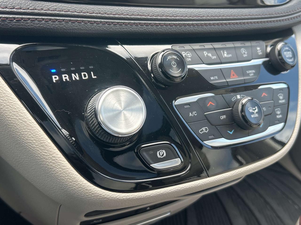 2018 Chrysler Pacifica LIMITED, CLEAN CARFAX, HEATED/ COOLED LEATHER! - Photo #17