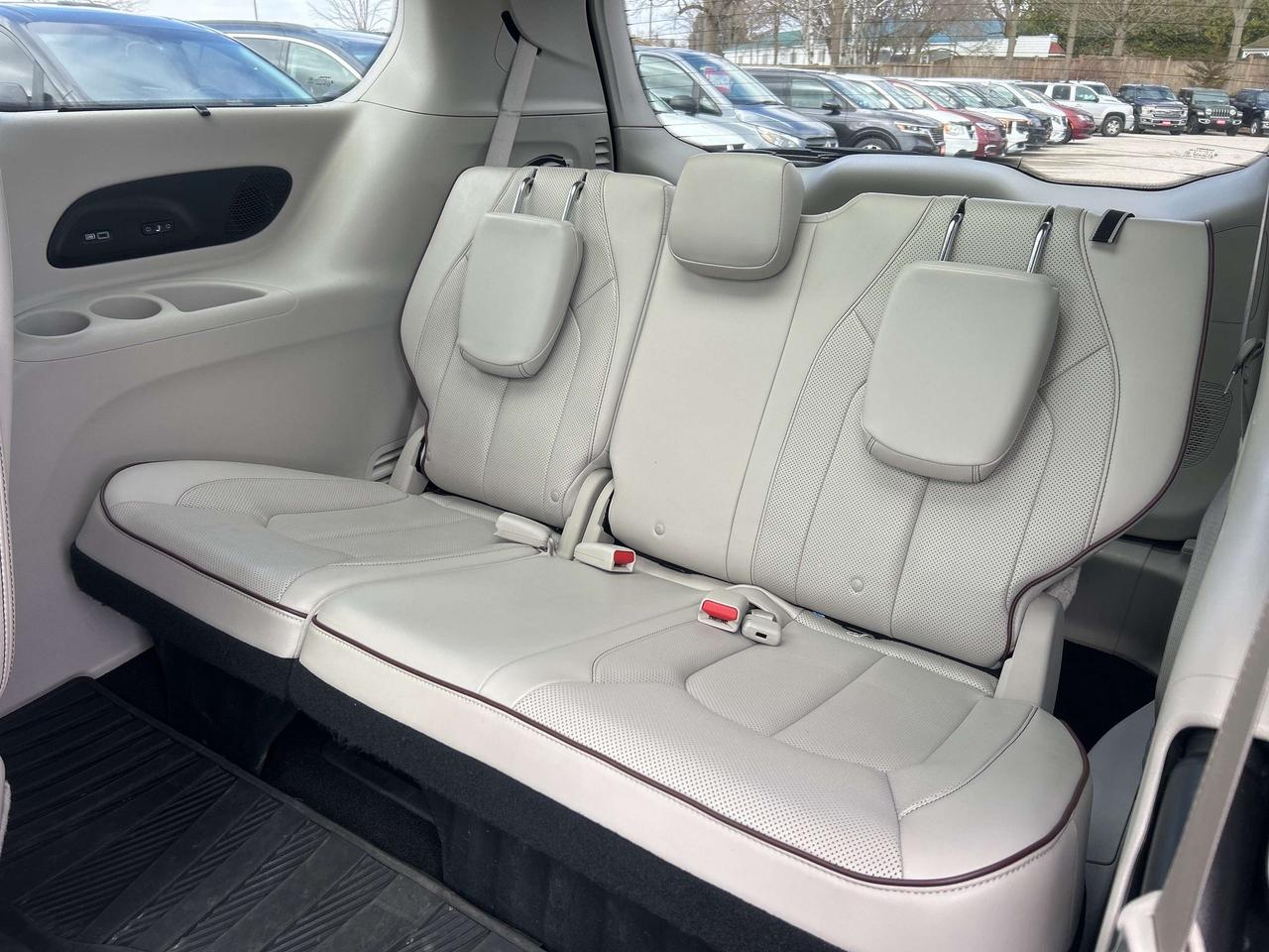 2018 Chrysler Pacifica LIMITED, CLEAN CARFAX, HEATED/ COOLED LEATHER! Photo