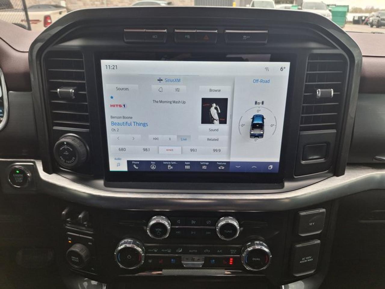 2022 Ford F-150 Lariat Crew 4X4 | 3.5L | 502A | Sunroof | Leather | Nav | 360 Camera | Power Tailgate | and More ! Photo