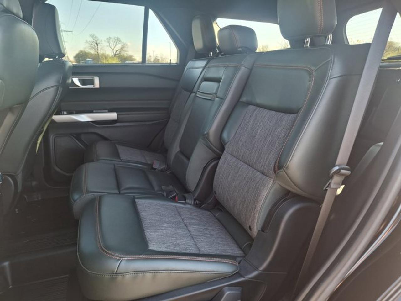2022 Ford Explorer Timberline 4WD | Pano Roof | Leather Trim | Navi | Htd Seats + Steering | Pwr Liftgate | and More ! Photo