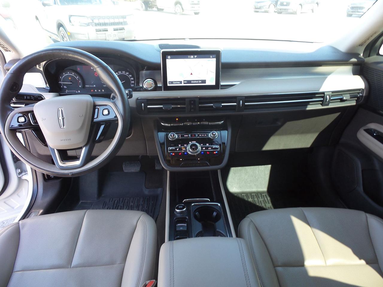 2020 Lincoln Corsair AWD, LOCAL TRADE, NAVIGATION, HEATED SEATS/WHEEL! Photo