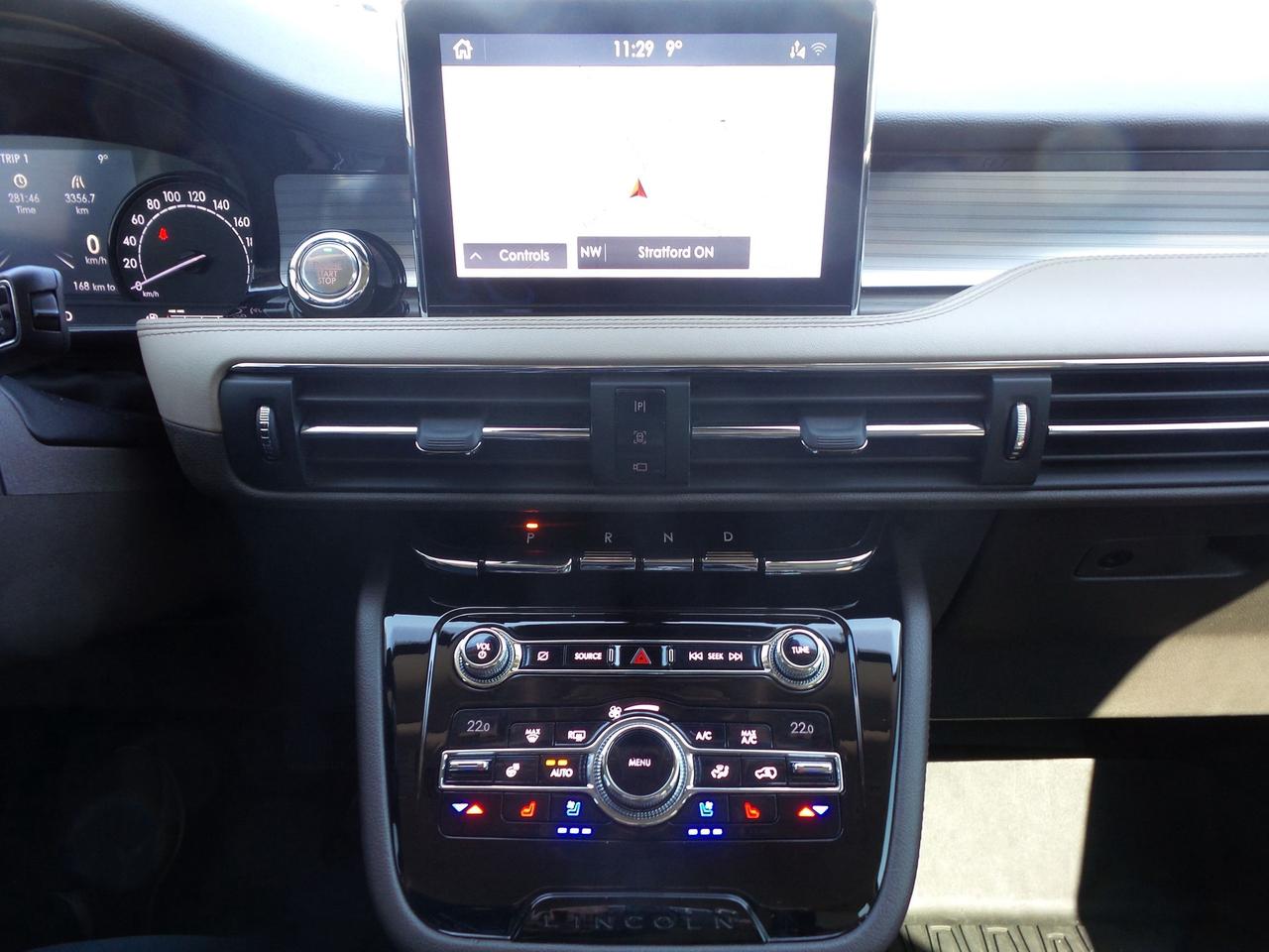 2020 Lincoln Corsair AWD, LOCAL TRADE, NAVIGATION, HEATED SEATS/WHEEL! Photo